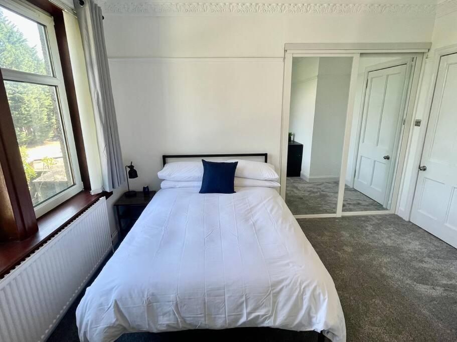 Large 2 Bed Near Glasgow Airport Paisley Exterior foto